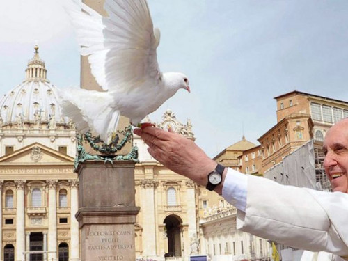 Pope_Francis-with-Dove-CO-Image-933x445