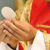 Eucharistie priester handen