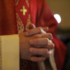 Priester handen gevouwen