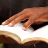 Bijbel vasthouden in hand