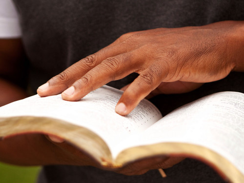 Bijbel vasthouden in hand