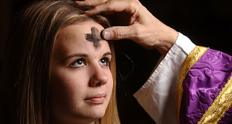 Aswoensdag priester askruisje